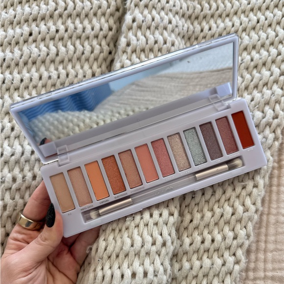 Urban Decay Cyber Eyeshadow Palette - Picture 2 of 2